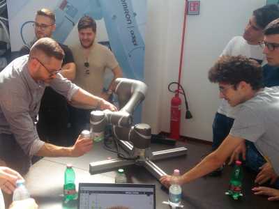 Le lezioni comprendono laboratori nei quali i ragazzi si confrontano con le pi� avanzate tecnologie e soprattutto stage presso le imprese del territorio, sempre alla ricerca di figure specializzate